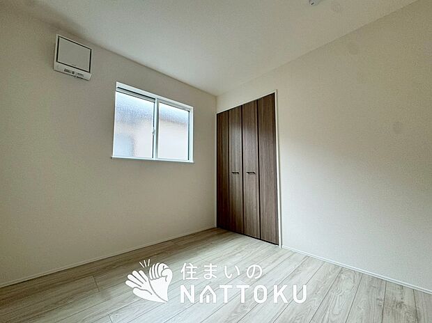 【現地写真（洋室）】木目の美しさを際立たせるシンプルデザインの建具を使用しています。