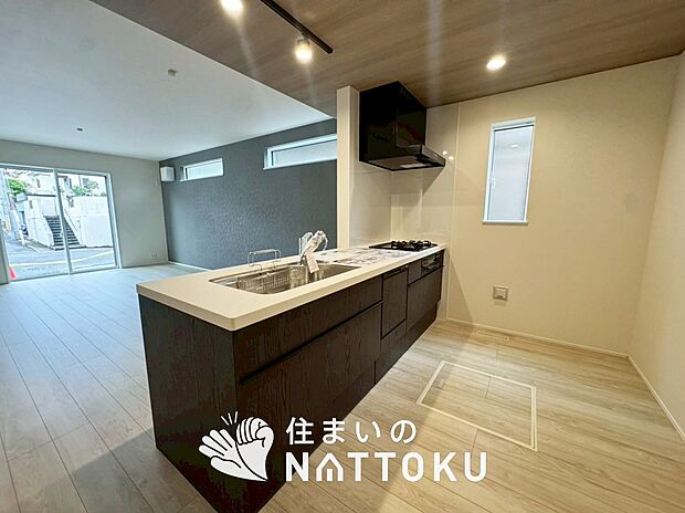 【現地写真（キッチン）】収納たっぷりのシステムキッチン、浄水器付水栓を標準装備しています。