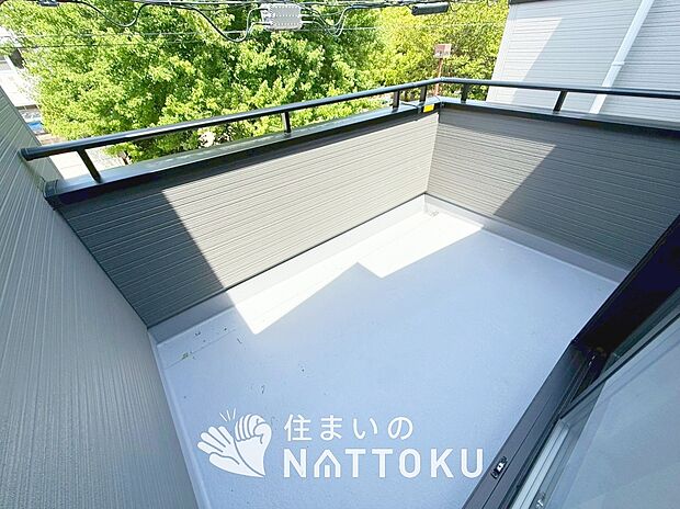 【バルコニー】奥行きが広く、洗濯物をゆったりと干せる十分な広さで、家族の洗濯も捗ります。