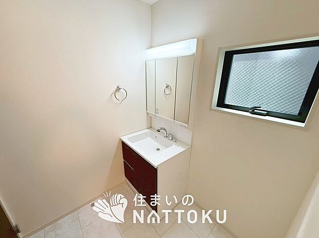 【洗面台・洗面所】鏡の両サイドは、必要なものを取出しやすく、大きな鏡面で朝の準備も快適。
使いやすいリフトアップ機能付きのシングルレバーシャワー水栓付です。