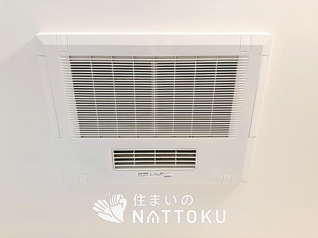 【電気式浴室暖房換気乾燥機】寒い冬場はあたたかく、暑い夏場は扇風機のような心地よさです。
雨の日は、浴室が衣類乾燥スペースになります。