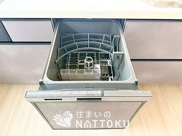 【食器洗い乾燥機】食後の時間にゆとりを与えてくれる食器洗い乾燥機。
操作ボタンも上面にあるので、腰をかがめずに操作ができラクラクです。
