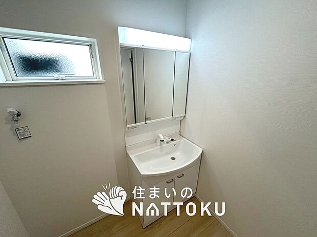 【洗面台・洗面所】鏡の両サイドは、必要なものを取出しやすく、大きな鏡面で朝の準備も快適。
使いやすいリフトアップ機能付きのシングルレバーシャワー水栓付です。