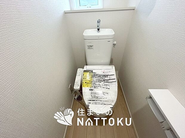 【トイレ】汚れてもサッとひと拭きでお手入れ簡単、エコ仕様の温水洗浄便座付きのトイレです。
バリアフリーにも配慮しています。