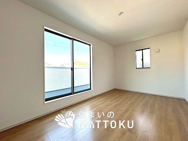 【現地写真(寝室)】木目の美しさを際立たせるシンプルデザインの建具を使用しています。