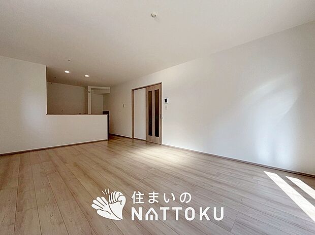 【現地写真（リビング）】フローリング材には、木目、色調など木材特有の風合いがあり、ナチュラルな美しさになっています。