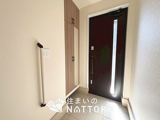 【現地写真（玄関）】玄関には、大型のシューズ収納を設置しています。