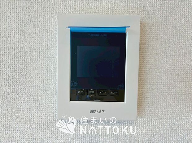 【TVモニター付インターホン】来訪者を画像と音声で確認できる、防犯性に優れた安心のシステム。
スッキリしたデザインで、誰でも簡単に操作できます。