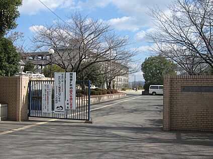 八幡市立男山中学校 710ｍ(徒歩9分)