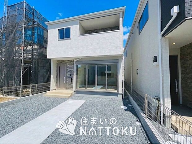 【現地写真（外観）【１号地】】軽くて火災に強い屋根材を採用し、地震時の建物への負担や揺れを軽減しています。