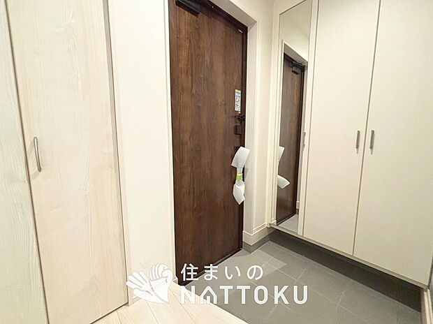 【現地写真(玄関)】玄関には、大型のシューズ収納を設置しています。