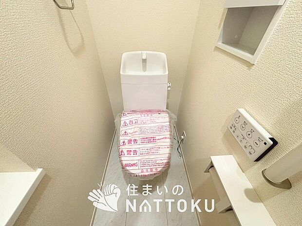 【トイレ】汚れてもサッとひと拭きでお手入れ簡単、エコ仕様の温水洗浄便座付きのトイレです。
バリアフリーにも配慮しています。