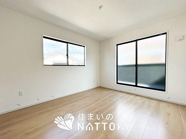 【現地写真（寝室）】木目の美しさを際立たせるシンプルデザインの建具を使用しています。