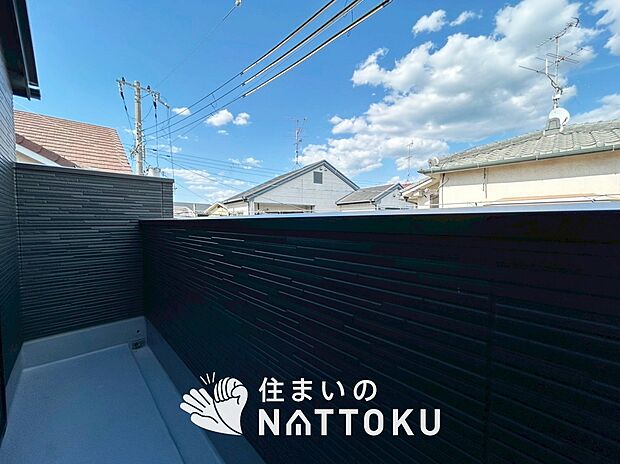 【バルコニー】奥行きが広く、洗濯物をゆったりと干せる十分な広さで、家族の洗濯も捗ります。