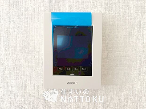 【カラーテレビドアホン】くっきり見やすいカラーモニターです。
夜でも来客者が見やすいLED照明付きです。