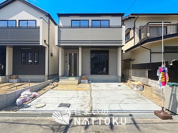 【現地写真（外観）【B号地】】軽くて火災に強い屋根材を採用し、地震時の建物への負担や揺れを軽減しています。