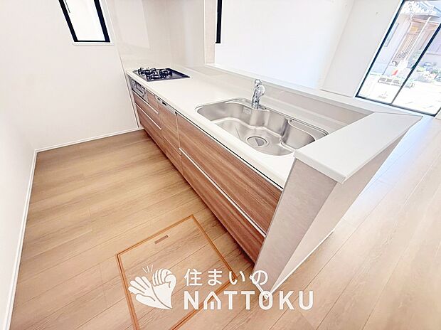 【現地写真（キッチン）】収納たっぷりのシステムキッチン、浄水器付水栓を標準装備しています。