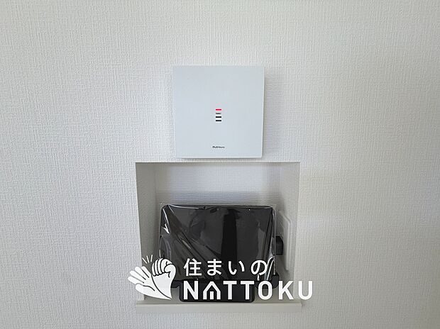 【TVモニター付インターホン】玄関の子機にカメラが付いており、来訪者の顔を確認できるため、音声だけの対応とは安心感が違います。
また、ハンズフリー通話で受話器を持つわずらわしさを解消できます。