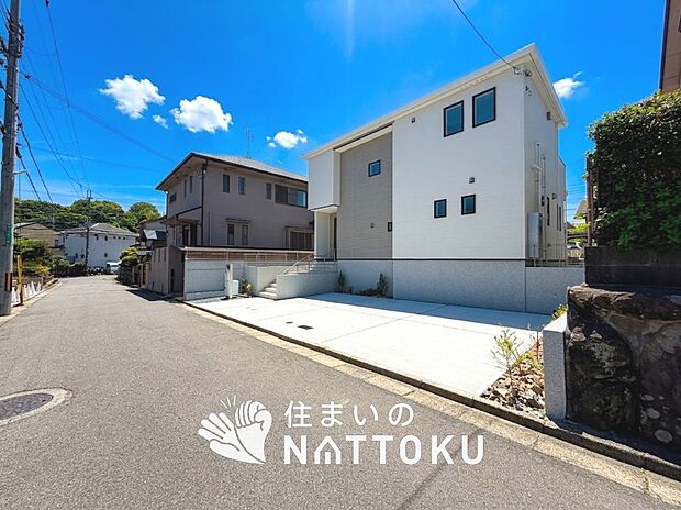 【現地写真(前道含む外観)】軽くて火災に強い屋根材を採用し、地震時の建物への負担や揺れを軽減しています。