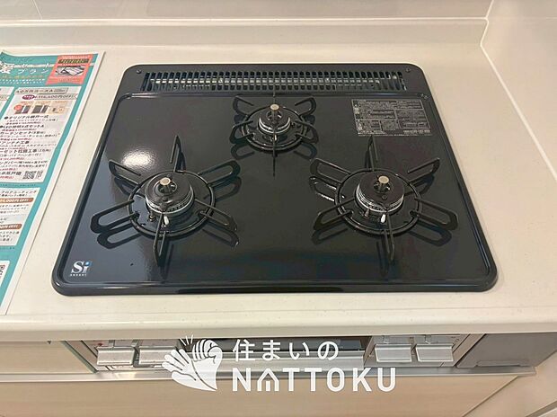【ビルトインコンロ】フラットな構造で清掃性が高く、過熱防止センサー付３口タイプで日頃の家事も快適です。