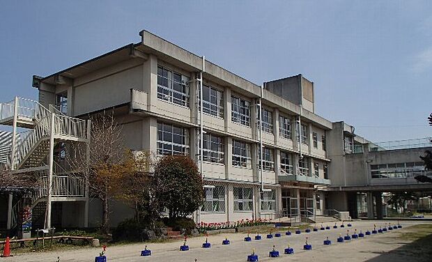 枚方市立樟葉北小学校（約510m）