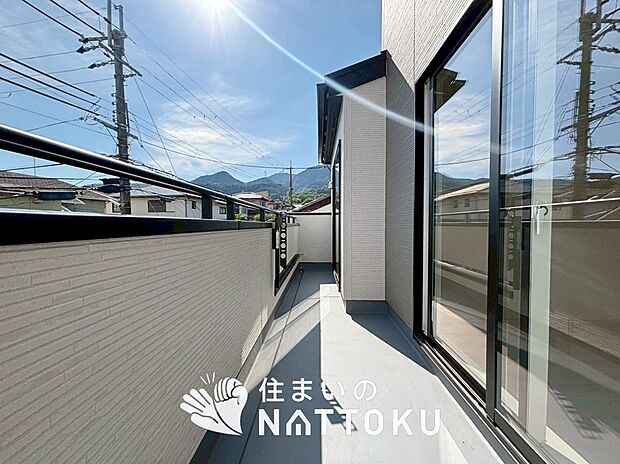 【バルコニー】奥行きが広く、洗濯物をゆったりと干せる十分な広さで、家族の洗濯も捗ります。