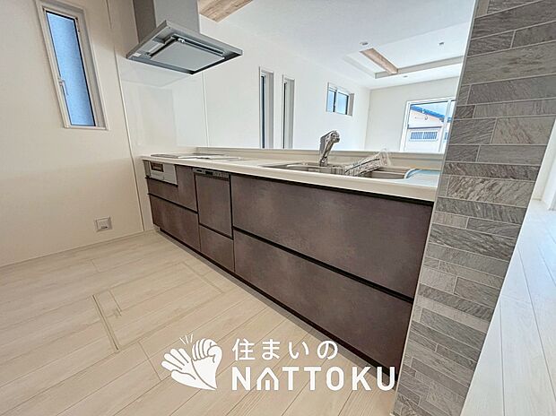【現地写真（キッチン）】収納たっぷりのシステムキッチン、浄水器付水栓を標準装備しています。