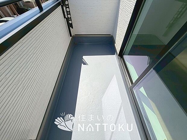 【バルコニー】奥行きが広く、洗濯物をゆったりと干せる十分な広さで、家族の洗濯も捗ります。