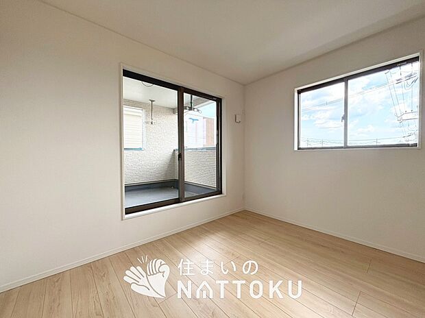 【現地写真（洋室）】木目の美しさを際立たせるシンプルデザインの建具を使用しています。