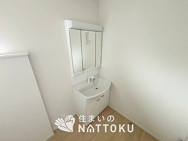 【洗面台・洗面所】鏡の両サイドは、必要なものを取出しやすく、大きな鏡面で朝の準備も快適。
使いやすいリフトアップ機能付きのシングルレバーシャワー水栓付です。

