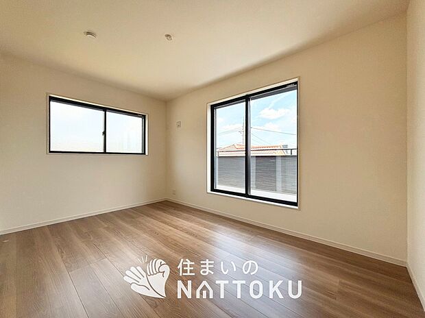 【現地写真（寝室）】木目の美しさを際立たせるシンプルデザインの建具を使用しています。