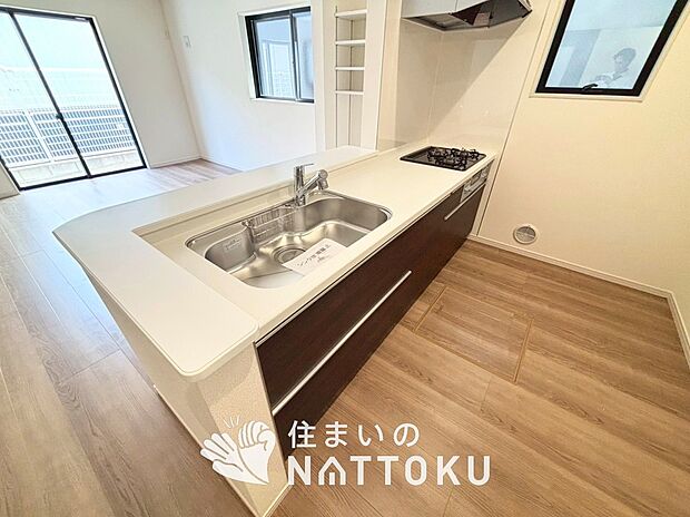 【現地写真（キッチン）】収納たっぷりのシステムキッチン、浄水器付水栓を標準装備しています。