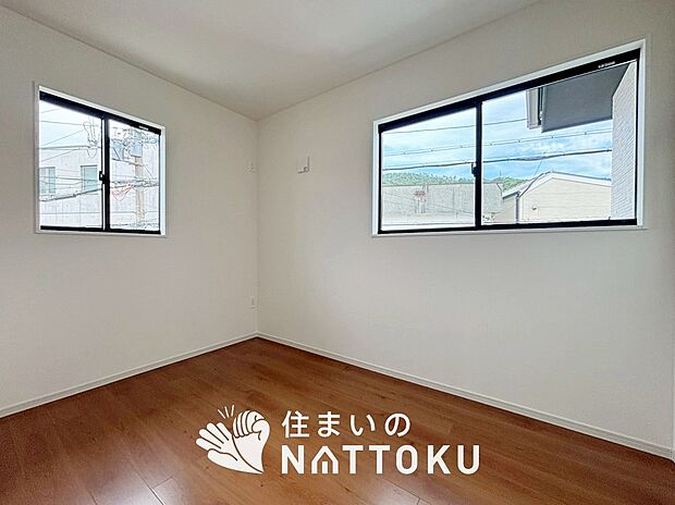 【現地写真（洋室）】木目の美しさを際立たせるシンプルデザインの建具を使用しています。