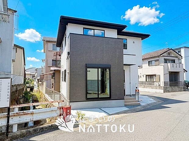 【現地写真（前道含む外観）】断熱性、気密性を高める工夫で一年中ずっと心地よく暮らせる、高気密・高断熱です。