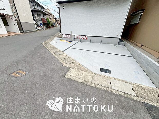 【現地写真（駐車場）】駐車スペースが広く、運転が苦手な方も安心です。