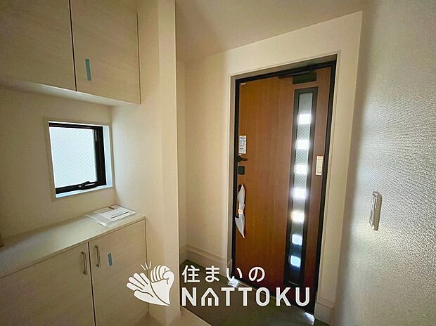【現地写真（玄関）】玄関には、大型のシューズ収納を設置しています。