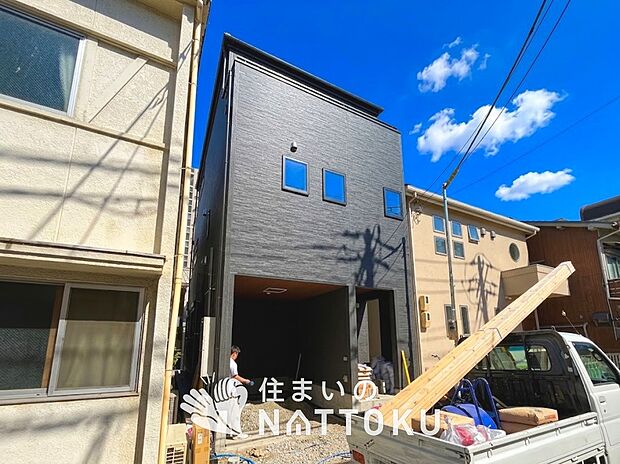 【現地写真（外観）】雨で汚れを落とし、耐久性・耐候性に優れた外壁を使用しています。