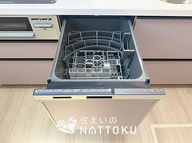 【食器洗い乾燥機】食後の時間にゆとりを与えてくれる食器洗い乾燥機。
操作ボタンも上面にあるので、腰をかがめずに操作ができラクラクです。