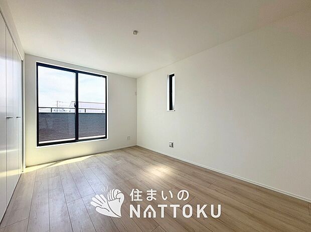 【現地写真（寝室）】木目の美しさを際立たせるシンプルデザインの建具を使用しています。
