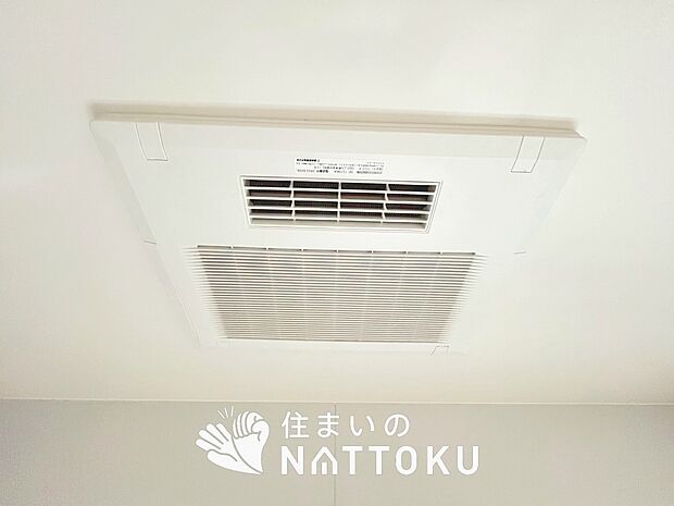 【浴室換気乾燥暖房機】寒い冬場はあたたかく、暑い夏場は扇風機のような心地よさです。
雨の日は、浴室が衣類乾燥スペースになります。
