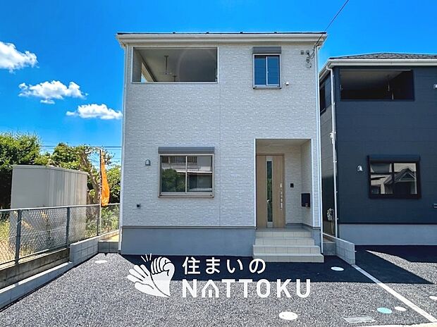 【現地写真（外観）【２号地】】軽くて火災に強い屋根材を採用し、地震時の建物への負担や揺れを軽減しています。