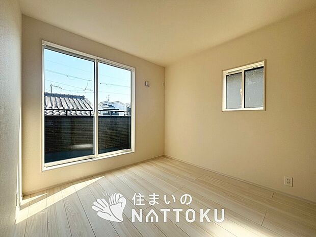 【現地写真（洋室）】木目の美しさを際立たせるシンプルデザインの建具を使用しています。