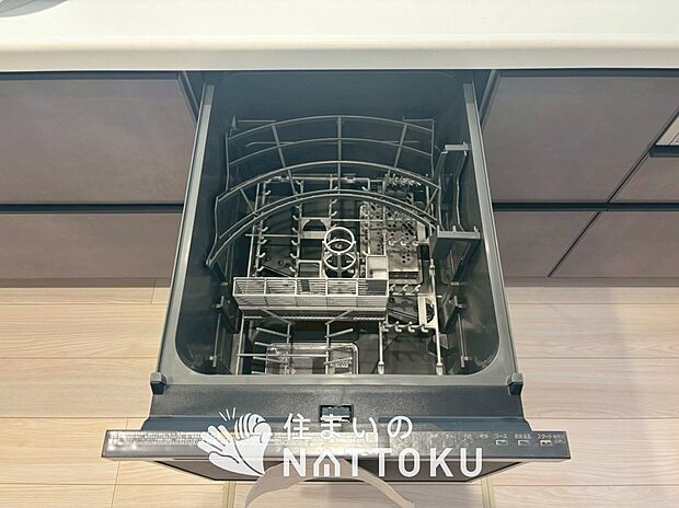 【食器洗い乾燥機】食後の時間にゆとりを与えてくれる食器洗い乾燥機。
操作ボタンも上面にあるので、腰をかがめずに操作ができラクラクです。
