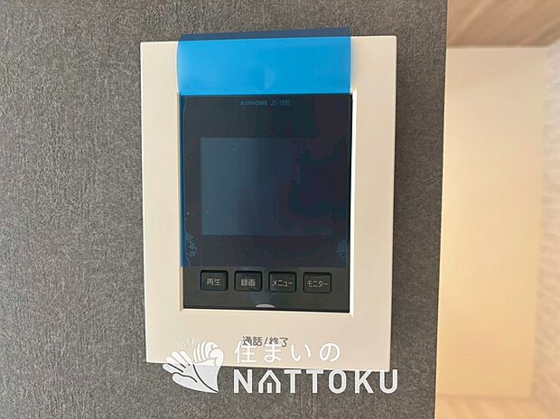 【TVモニター付インターホン】手放し通話ができ、送話表示灯で送話・受話状態が確認できます。
映像と音声で玄関先の様子をチェックできるモニター機能や、夜間の訪問者の顔も確認できるLEDライトを装備しています。
