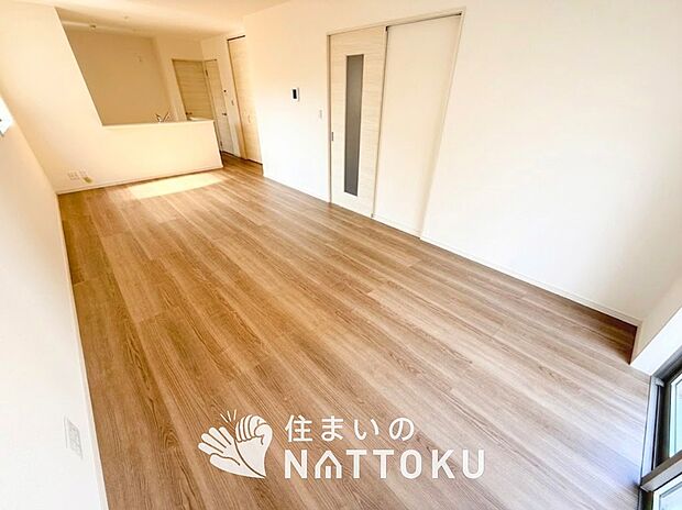 【現地写真（リビング）】フローリング材には、木目、色調など木材特有の風合いがあり、ナチュラルな美しさになっています。