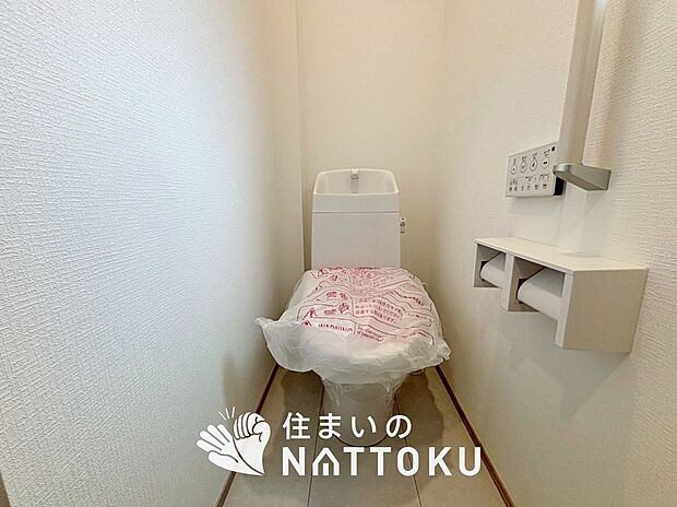 【トイレ】汚れてもサッとひと拭きでお手入れ簡単、エコ仕様の温水洗浄便座付きのトイレです。
バリアフリーにも配慮しています。
