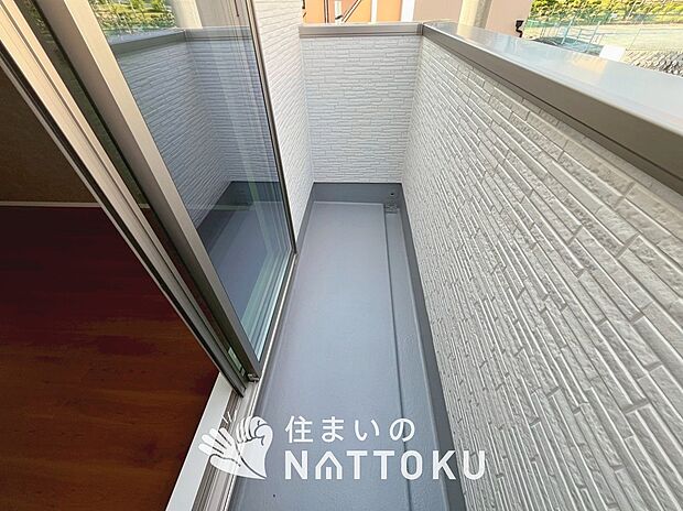 【バルコニー】奥行きが広く、洗濯物をゆったりと干せる十分な広さで、家族の洗濯も捗ります。