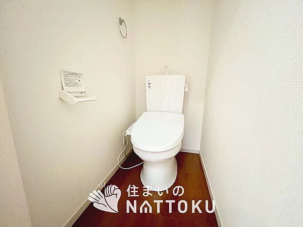 【トイレ】汚れてもサッとひと拭きでお手入れ簡単、エコ仕様の温水洗浄便座付きのトイレです。
バリアフリーにも配慮しています。
