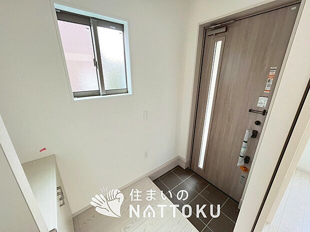 【現地写真(玄関)】玄関には、大型のシューズ収納を設置しています。