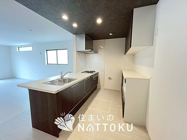 【現地写真(キッチン)】収納たっぷりのシステムキッチン、浄水器付水栓を標準装備しています。